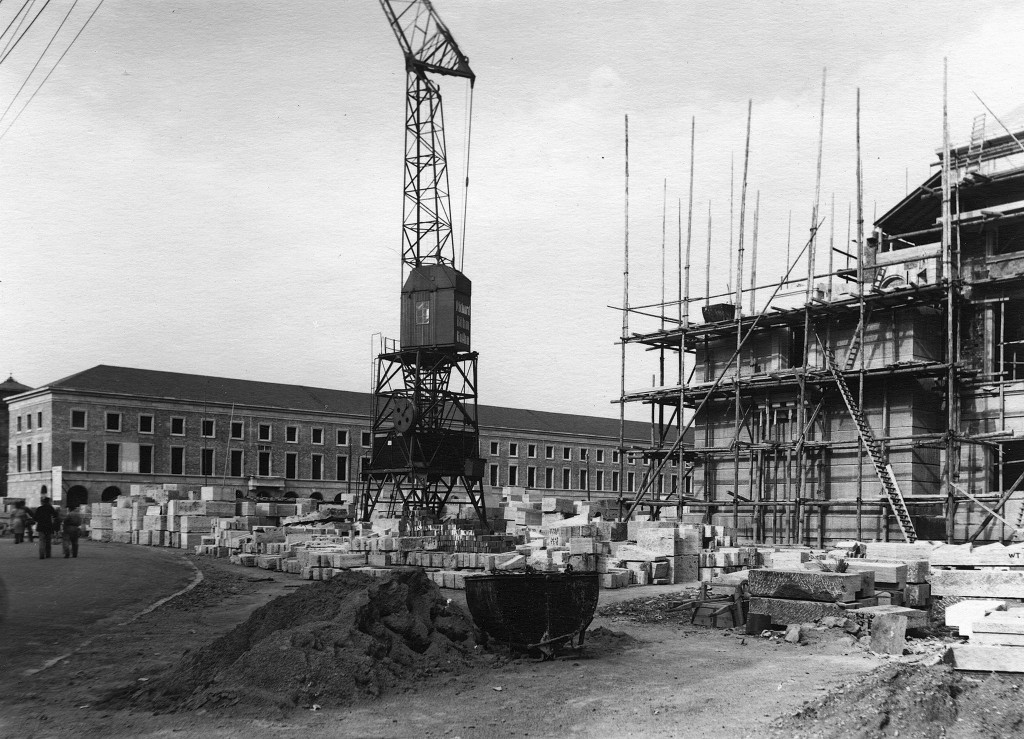 Bau des »Glockenturmes« an der Nord-West-Ecke des »Gebäudes des Reichsstatthalters und der Gauleitung«, 1940