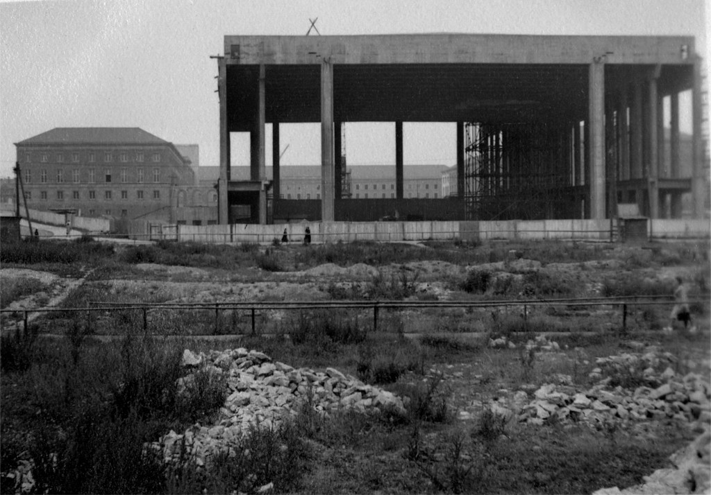 Gauforum nach Einstellung der Bauarbeiten, Ansicht von Osten, 1942