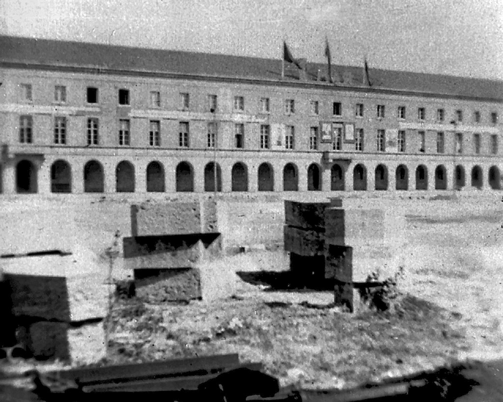 1. Jahrestag der Befreiung des KZ Buchenwald, Fahnenschmuck am »Arkadenhaus«, 11. April 1946