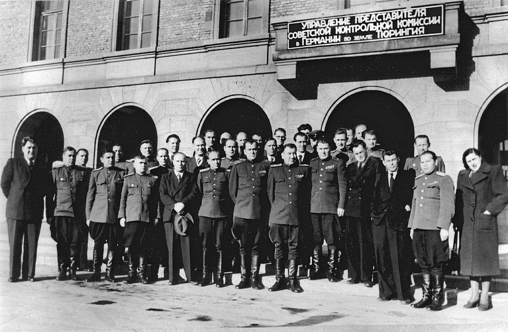 Führungsspitze der Sowjetischen Militäradministration in Thüringen vor dem »Arkadenhaus«, 1946