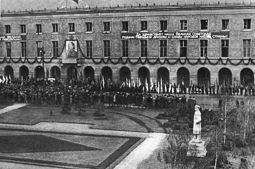Kundgebung auf dem Karl-Marx-Platz vor einem Stalin-Denkmal, Blick zum »Arkadenhaus«, 1947