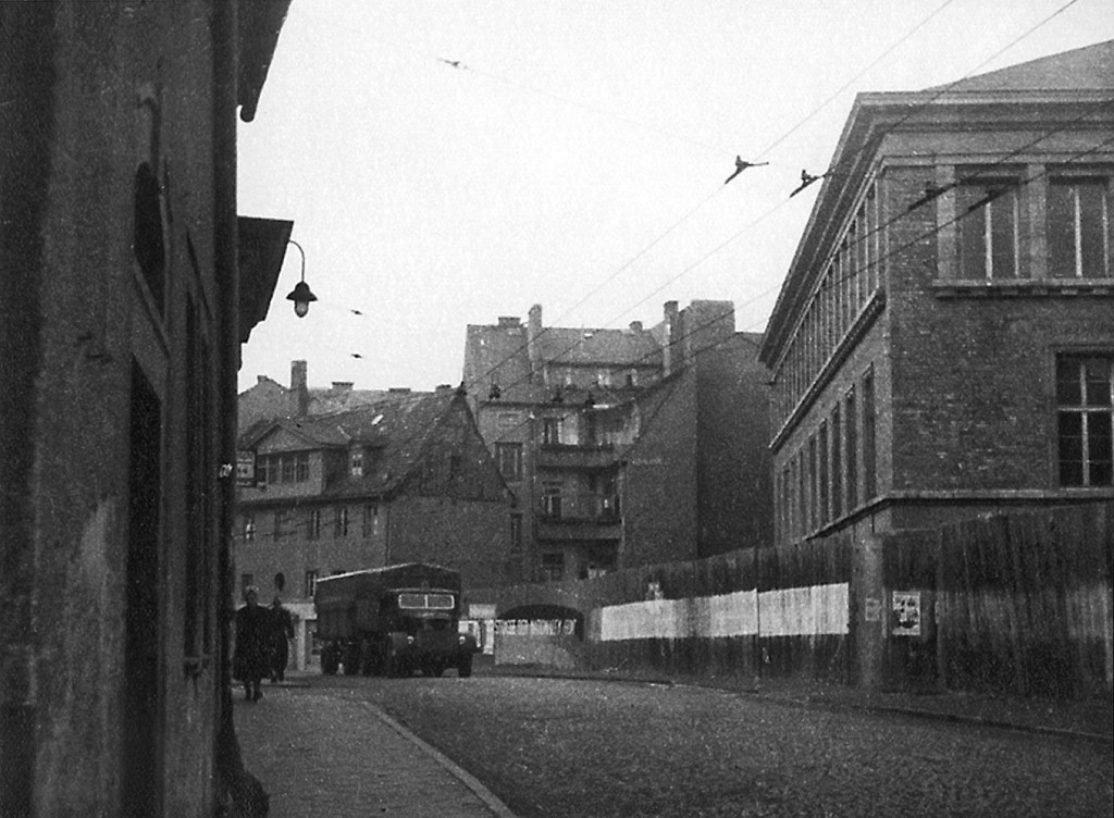 Friedensstraße mit Bretterzaun zur SMATh, Blick nach Westen, zwischen 1947 und 1950