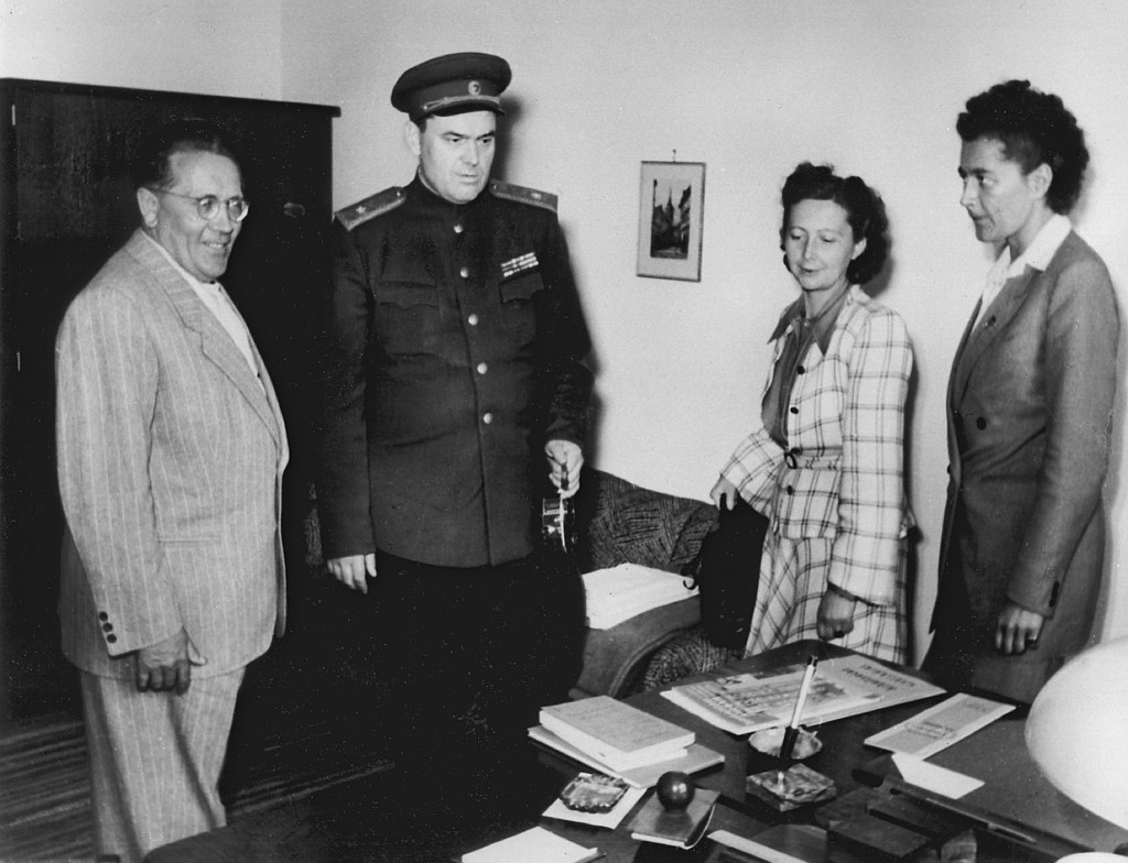 Übergabe der Gebäude an die Verwaltungsfachschule durch Garde-Generalmajor Kolesnitschenko und Willy Gebhardt, Minister des Innern Thüringens. Ganz rechts: Direktorin Irene Ziewitz, Juni 1950