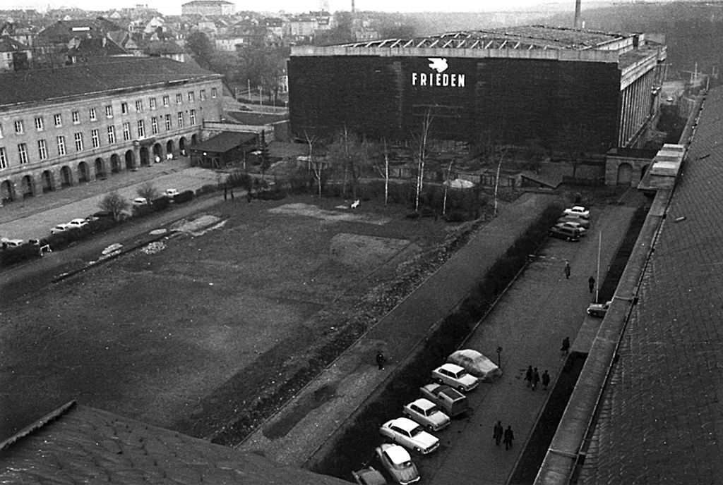 Blick vom Turm zur verschalten Westseite der Halle