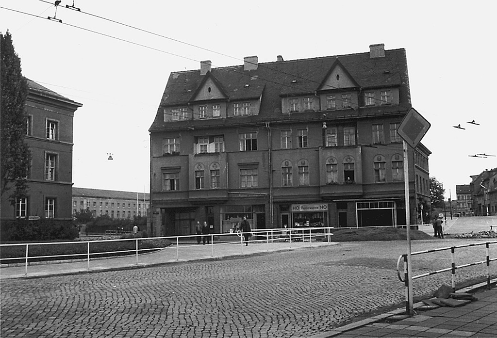 Bebauung an der Kreuzung Friedensstraße/​Karl-Liebknecht-Straße nach Teilabriss