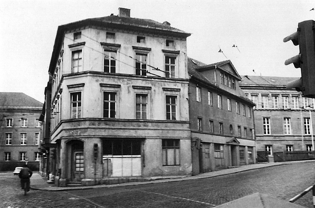 Kreuzung Friedensstraße/​Karl-Liebknecht-Straße vor dem Teilabriss in den 1960er Jahren