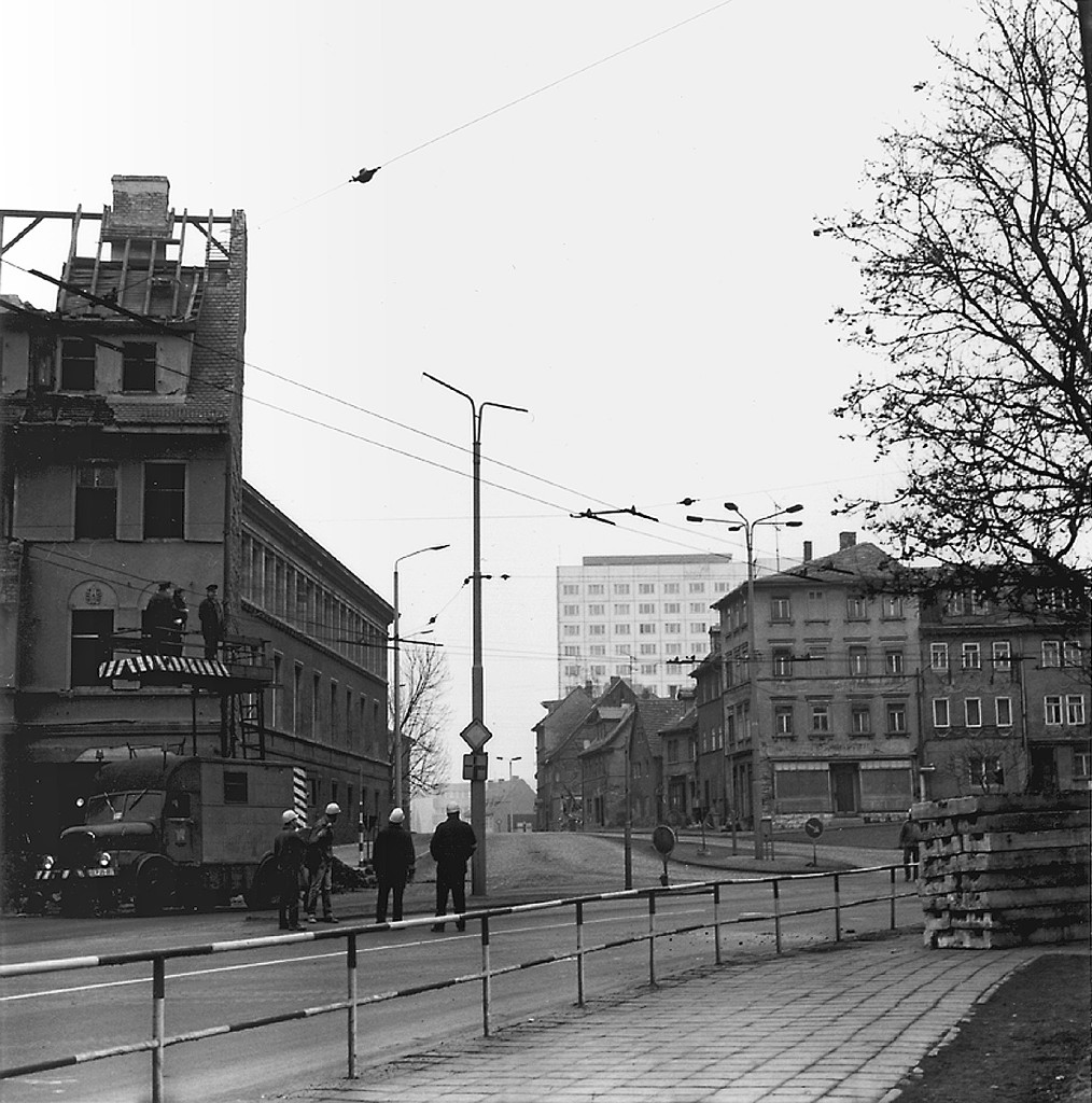 Gebäude an der Kreuzung Friedensstraße vor der Sprengung, 1984