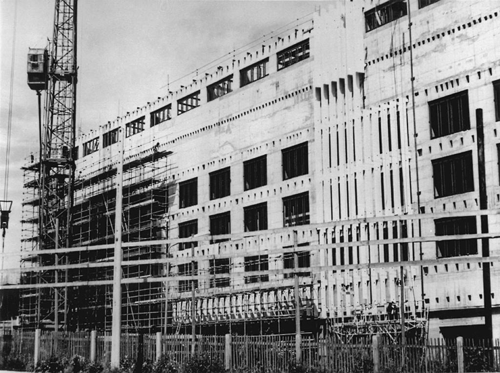 Montage der Lamellenfassade, 1976