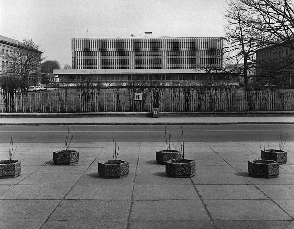 Karl-Marx-Platz, Blick zum Mehrzweckgebäude, 1990
