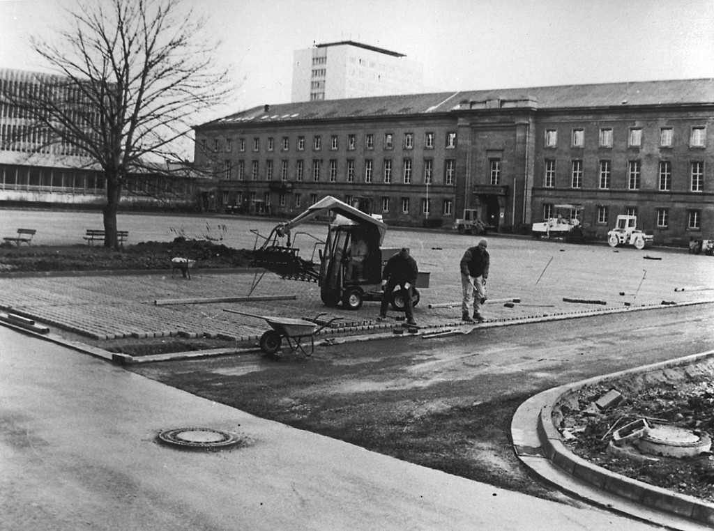 Pflasterarbeiten zur Anlage des Parkplatzes am Thüringer Landesverwaltungsamt, 1990