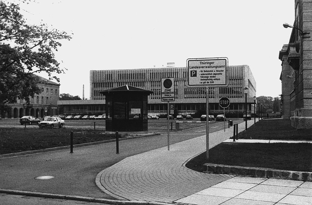 Zufahrt zum Thüringer Landesverwaltungsamt und zur Bibliothek der Bauhaus-Universität Weimar, 1990