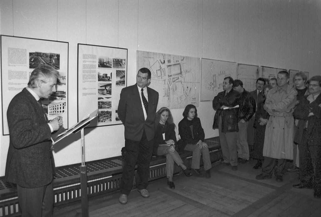 Eröffnung der Ausstellung »Ideen zum Gauforum« im Kunstkabinett am Goetheplatz, links Prof. Gerd Zimmermann, Professur Architekturtheorie und Entwerfen, rechts Prof. Walter Steiner, Direktor des Stadtmuseums Weimar, Herbst 1995