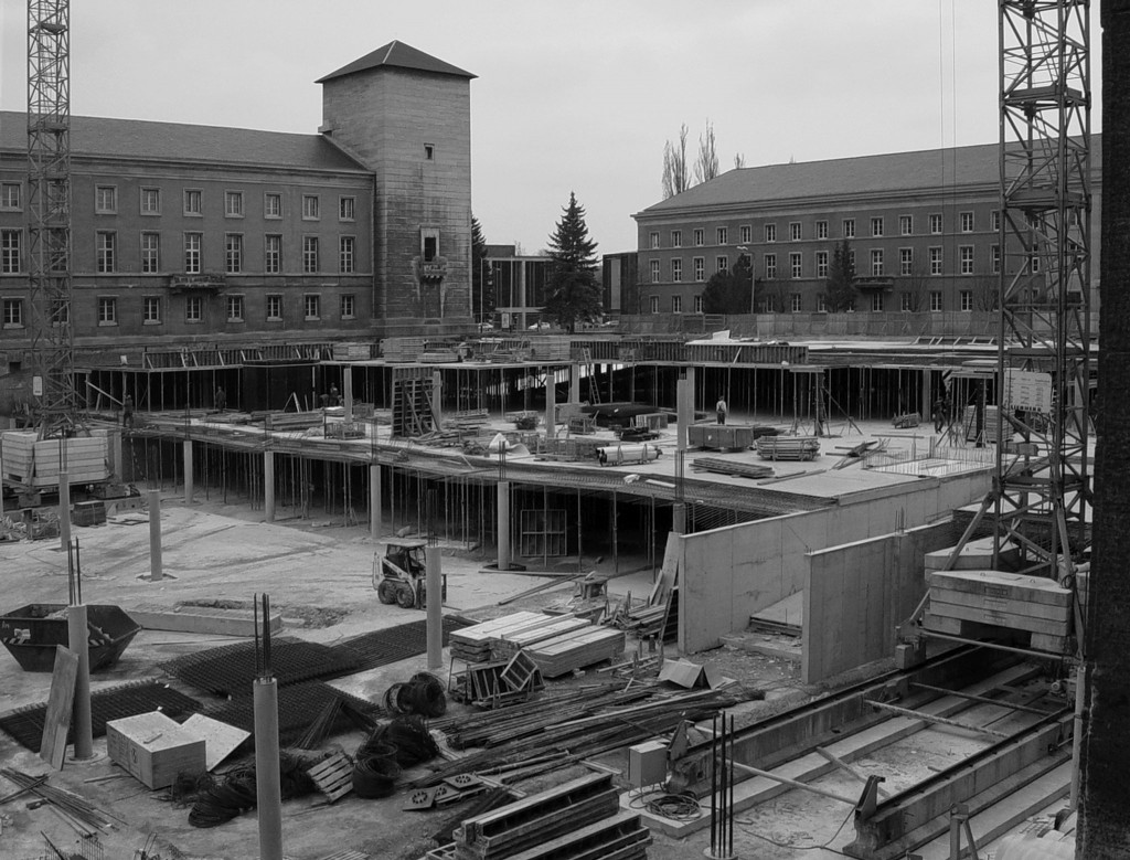 Bau der Tiefgarage unter dem Platz, Blick auf Haus 1 des Landesverwaltungsamts (ehemals »Gebäude des Reichsstatthalters und der Gauleitung«) und Haus 2 (ehemals »Haus der Deutschen Arbeitsfront«), April 2004