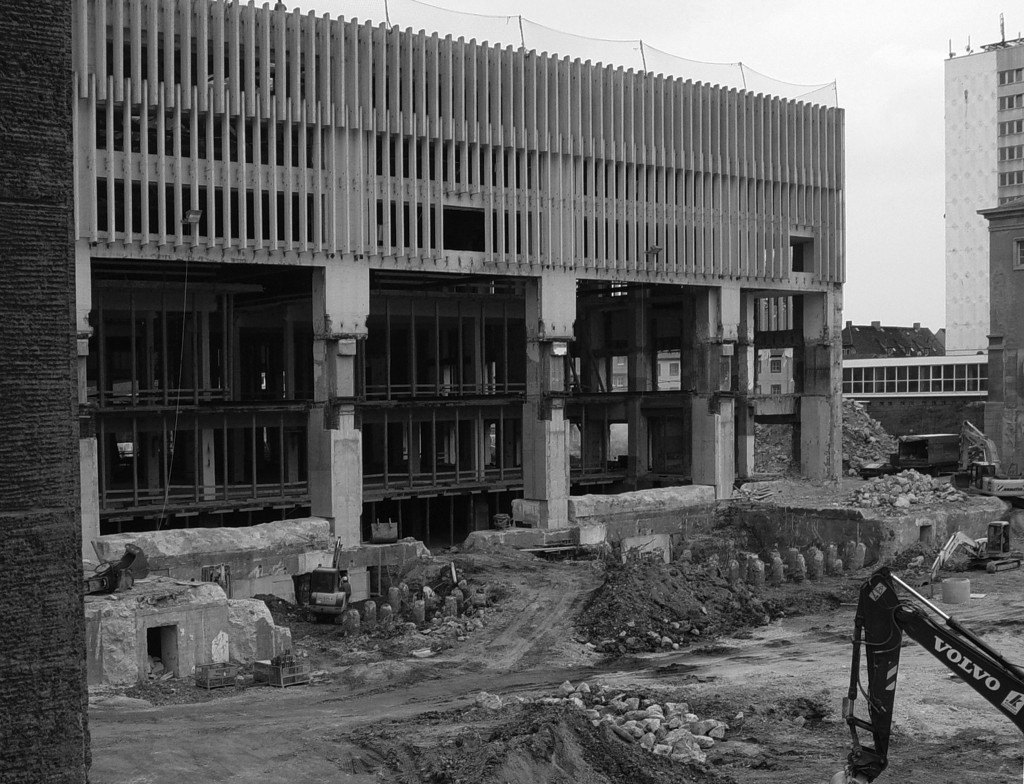 Entkernung des Mehrzweckgebäudes (ehemals »Halle der Volksgemeinschaft«), April 2004 Stadtplanungssamt Weimar, Bau der Tiefgarageneinfahrt mit bereits ausgebauter Halle zum »Weimar Atrium«, September 2005