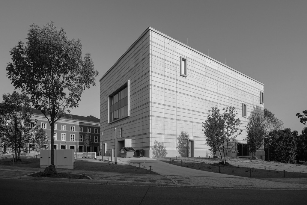 Ansicht des Bauhaus-Museums, Blick auf die Rück- und Seitenfront, Juli 2019