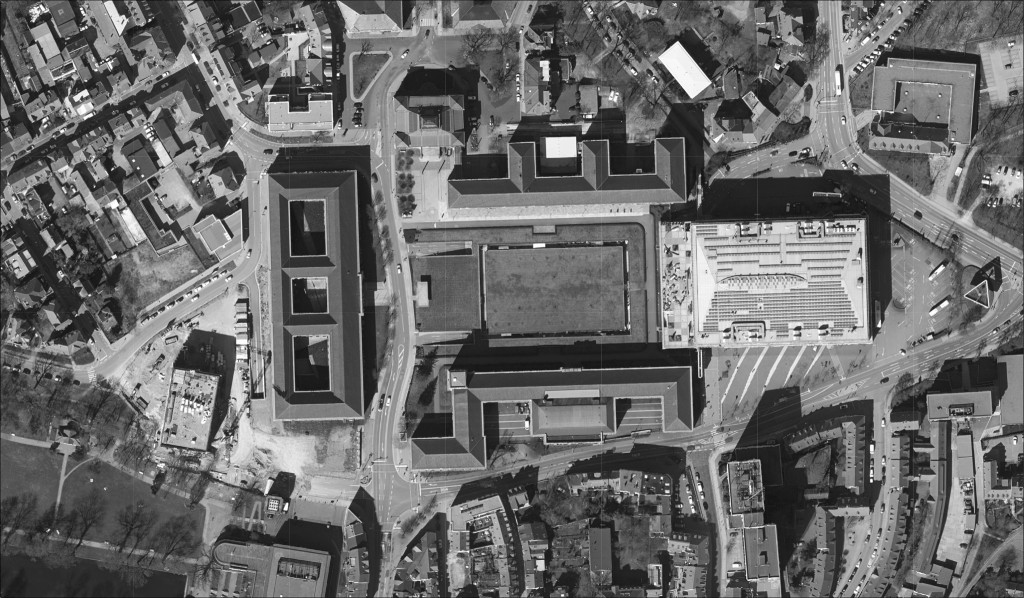 Luftbild vom Areal des ehemaligen Gauforums mit dem im Bau befindlichen Bauhaus-Museum, 2018
