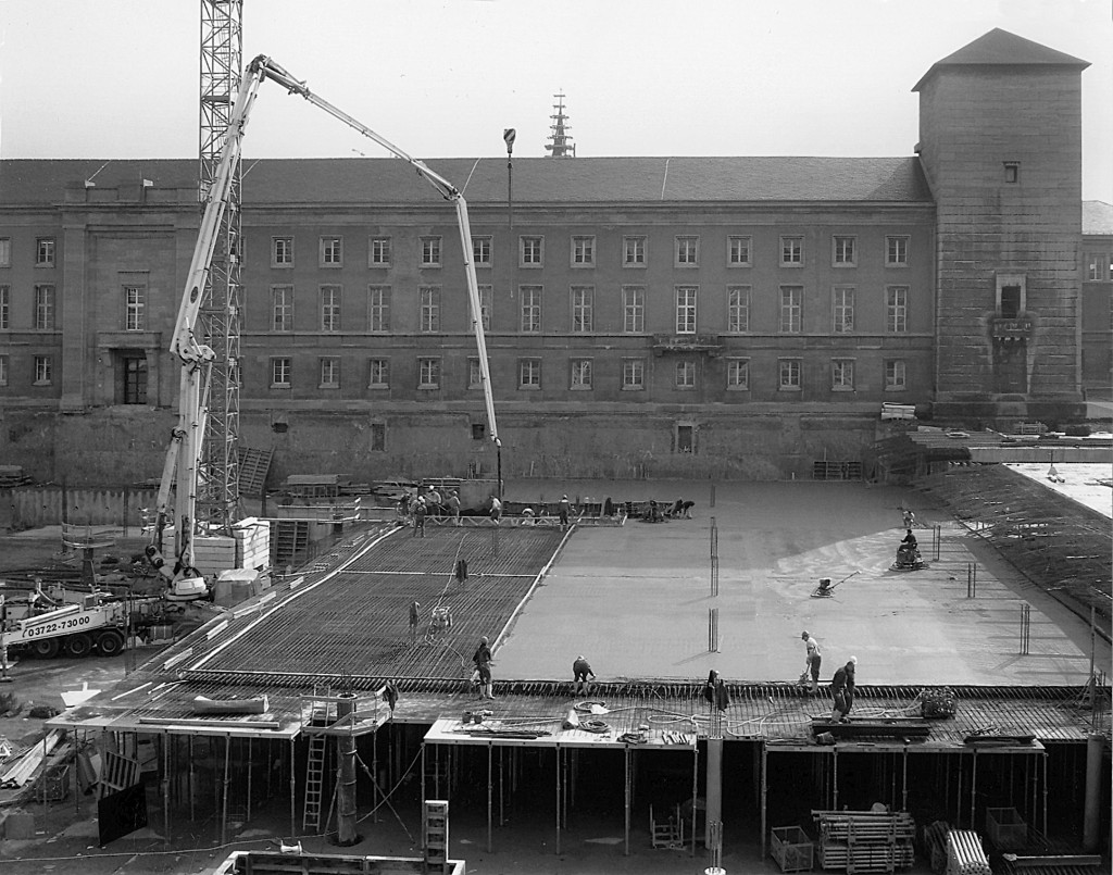 Blick auf Haus 1 des Thüringer Landesverwaltungsamts (ehemals »Gebäude des Reichsstatthalters und der Gauleitung«) vor der Sanierung, 2005