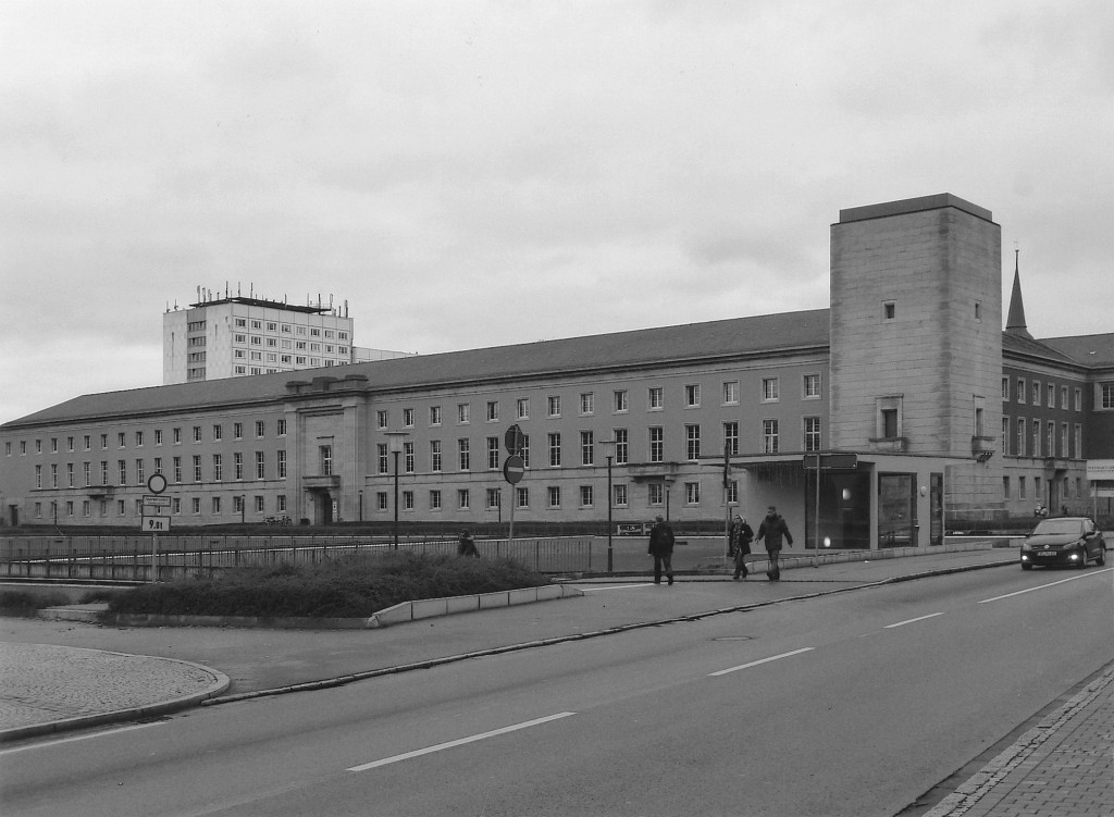 Blick auf *Haus 1* des Thüringer Landesverwaltungsamts (ehemals »Gebäude des Reichsstatthalters und der Gauleitung«) nach der Sanierung, im Rahmen der Sanierung wurde das provisorische Zeltdach des Turms durch eine flache Metallhaube ausgetauscht