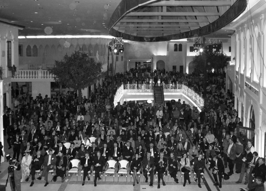 Eröffnungsveranstaltung des »Weimar Atriums«. Blick in die Eventetage mit dem »Italienischen Dörfchen« und auf die Stahlbinderkonstruktion aus der NS-Zeit, 24. November 2005