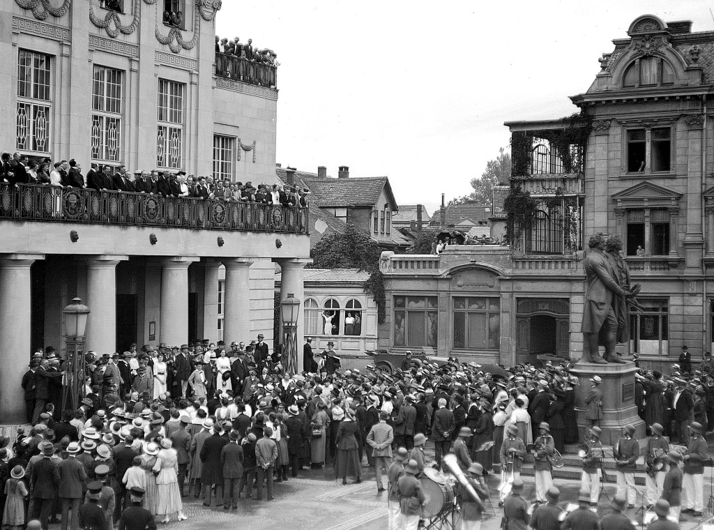 Das Deutsche Nationaltheater Weimar am Tag der Vereidigung von Friedrich Ebert, des ersten Reichspräsidenten, 21. August 1919