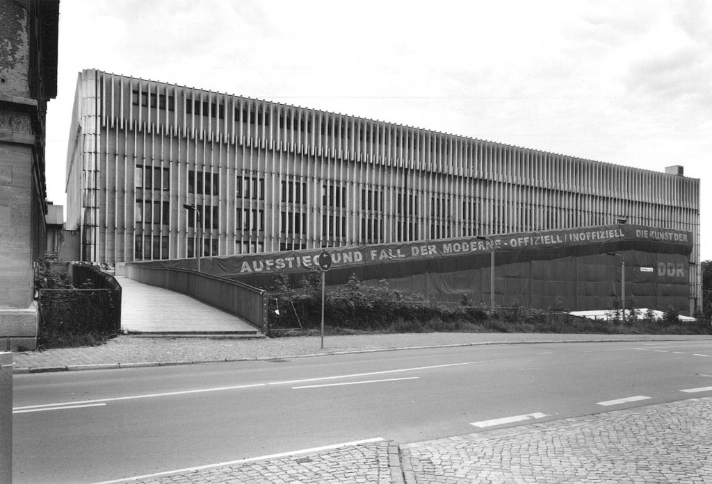 Zugang zur Ausstellung »Aufstieg und Fall der Moderne« an der Südseite des Mehrzweckgebäudes, Juni 1999