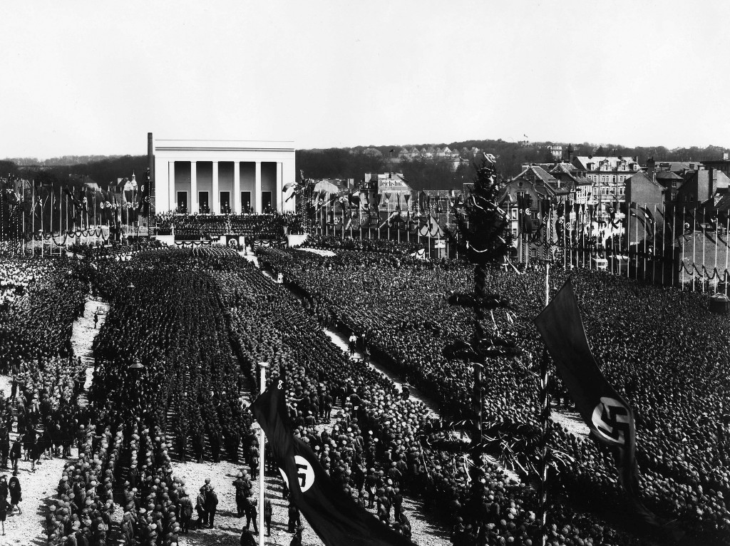 Grundsteinlegung zu den Bauten am Platz Adolf Hitlers an der geplanten »Halle der Volksgemeinschaft« durch Rudolf Heß, 1. Mai 1937