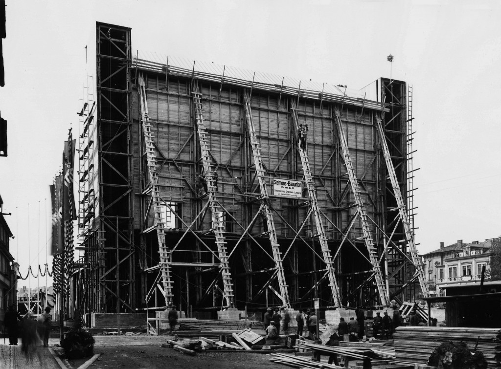 Holzkonstruktion für das Fassadenmodell der »Halle der Volksgemeinschaft«, Frühjahr 1937