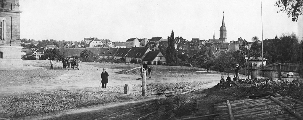 Der noch ungestaltete Platz vor dem Großherzoglichen Museum um 1870, Blick auf das Asbachtal und das Scheunenviertel, im Hintergrund die Jakobskirche