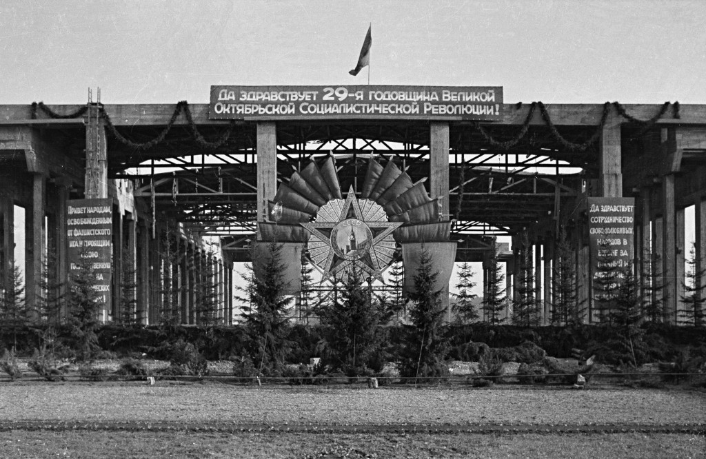 Westseite der Halle mit Festschmuck aus Anlass des 29. Jahrestages der »Großen Sozialistischen Oktoberrevolution«, 1946