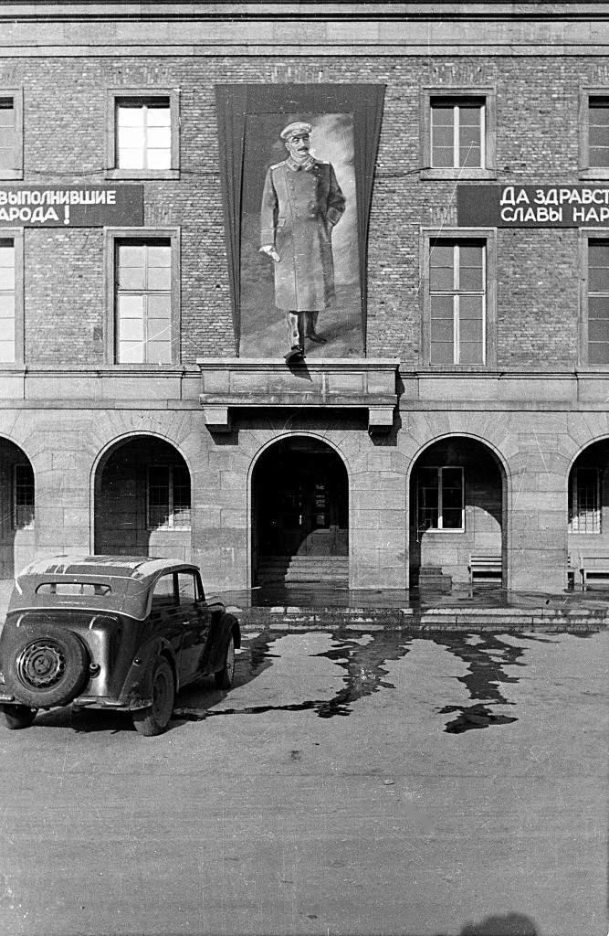 Stalin-Bild über dem Haupteingang zum »Arkadenhaus«, seit 1946 Kommandantur der Sowjetischen Militäradministration in Thüringen