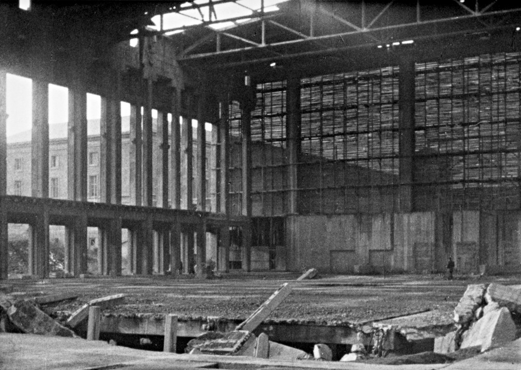 Blick in die Halle, Mitte der fünfziger Jahre, im Auftrag der Sowjetischen Militäradministration war die Westseite der Halle durch eine Verbretterung geschlossen worden, um auf dem Platz davor ein Stalin-Denkmal aufstellen zu können