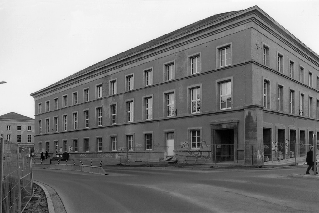 Blick auf Haus 2 des Thüringer Landesverwaltungsamts (ehemals »Haus der Deutschen Arbeitsfront«) vor der Sanierung, 2005
