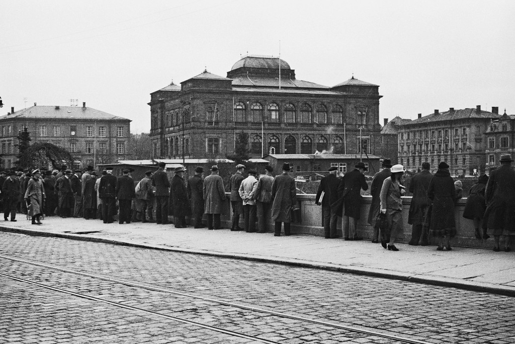 Die Weimarer Bevölkerung verfolgt vom Asbachviadukt aus die Bauarbeiten, 1936